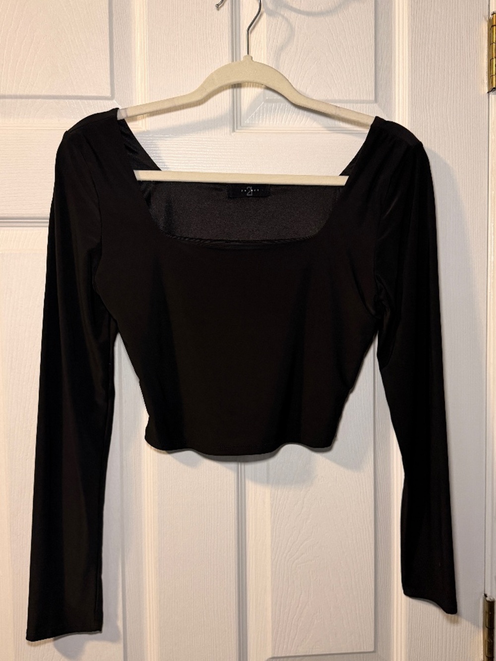 Cropped smoothing black top